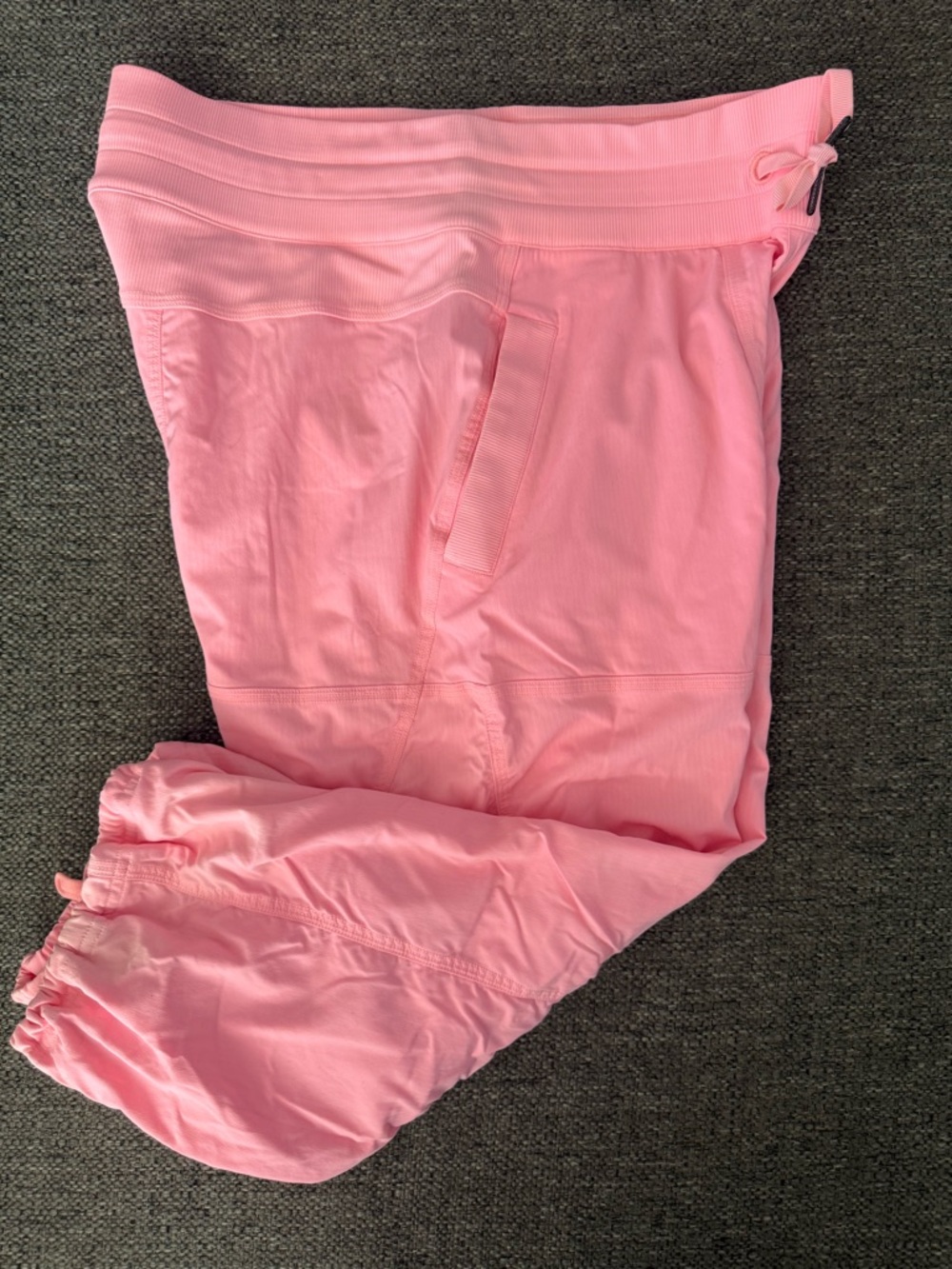 Preowned Lululemon Coral Bright Pink Dance Studio Capri Cropped Pants, size 6